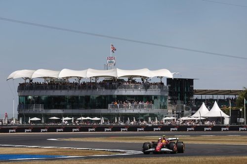 F1: Hamilton lidera o TL1 para o GP da Grã-Bretanha à frente da dupla da McLaren; Bortoleto roda e termina em 20º