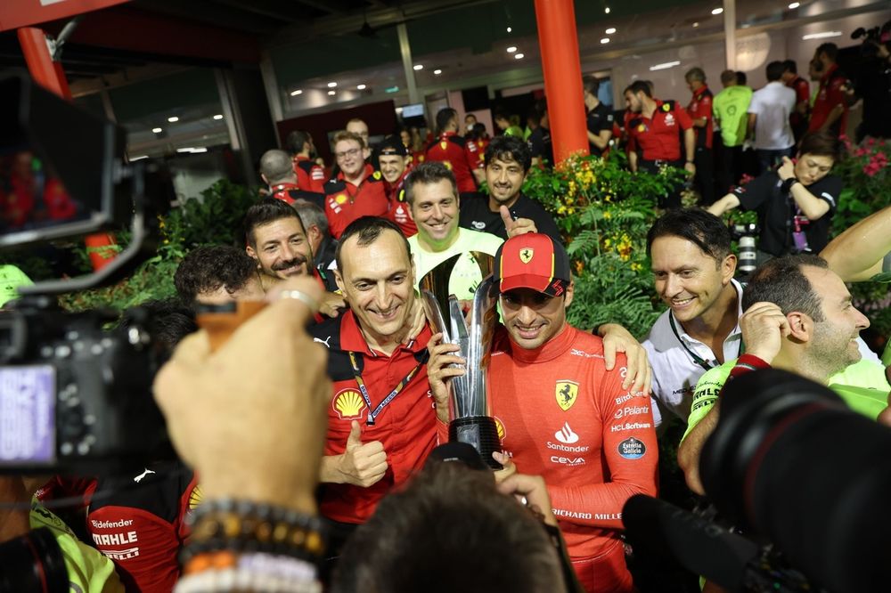 Carlos Sainz, Scuderia Ferrari, 1ª posición, celebra con su equipo tras la carrera