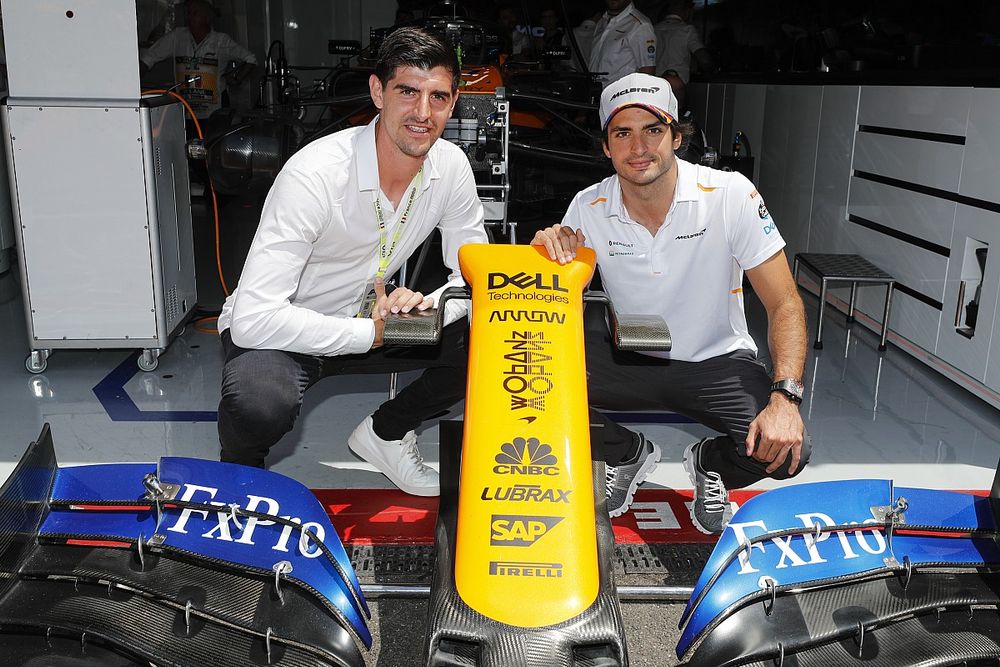 Carlos Sainz, McLaren, posa con el portero del Real Madrid, Thibaut Courtois