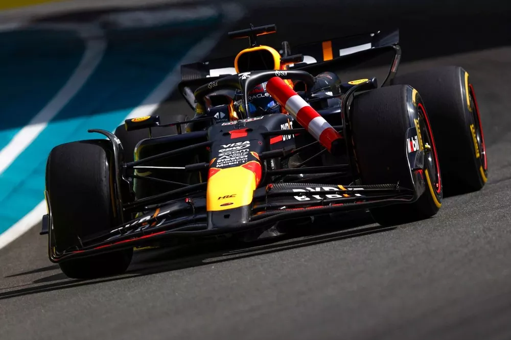 Max Verstappen, Red Bull Racing RB20, con un bolardo en su suspensi&oacute;n