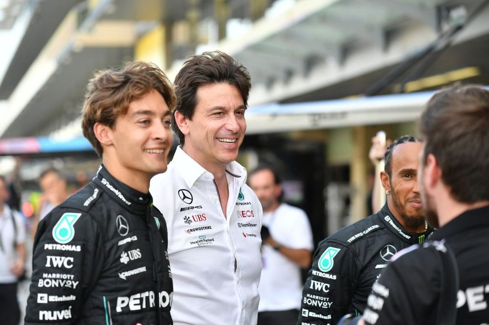 George Russell, Mercedes-AMG, Toto Wolff, diretor de equipe e CEO da Mercedes-AMG 