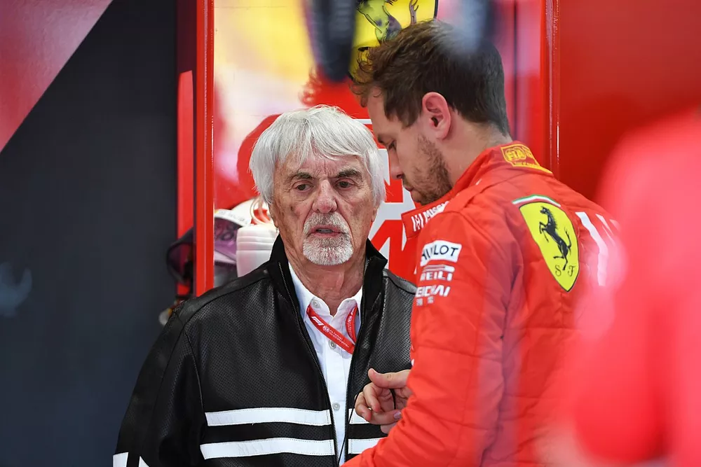 Bernie Ecclestone, Presidente Emiritus de F&oacute;rmula 1, en el garaje de Ferrari con Sebastian Vettel, Ferrari