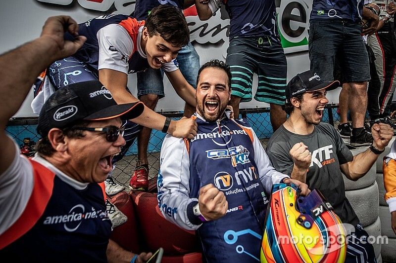 Alberto Cattucci comemora a pole das 500 Milhas com a equipe no KGV