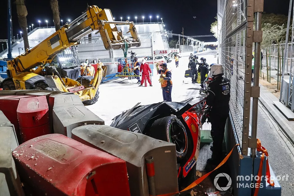 Los comisarios rescatan el coche de Alex Lynn, Mahindra Racing, M7Electro 