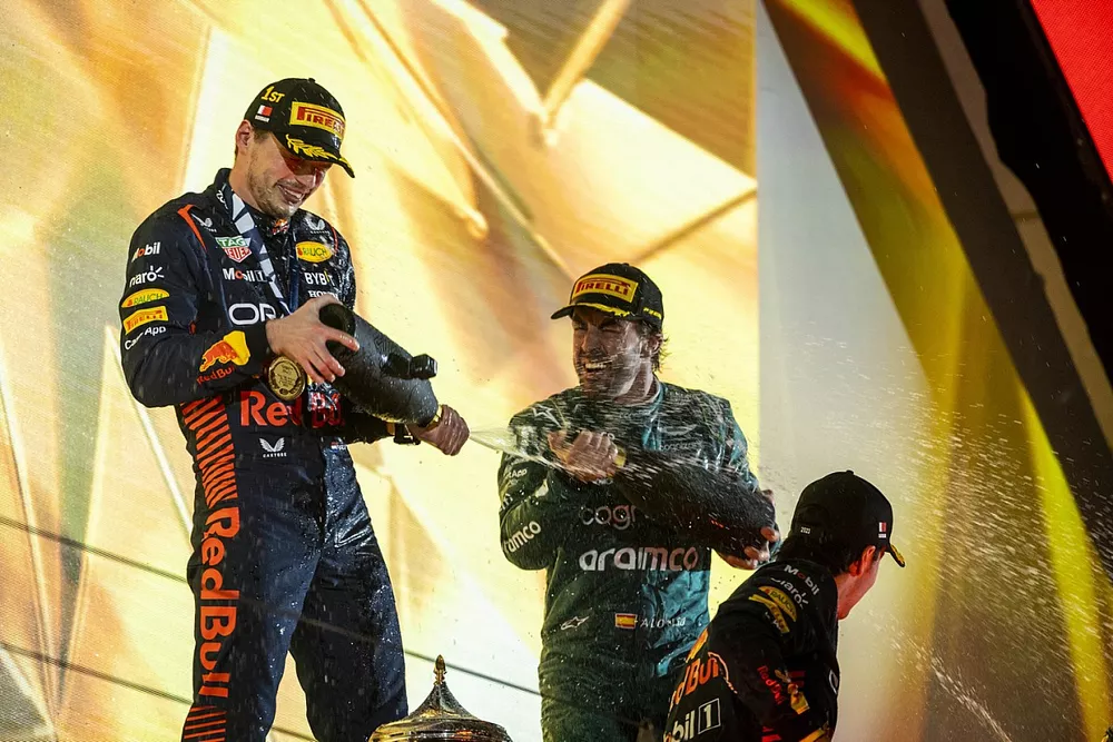 Podio: segundo lugar Sergio P&eacute;rez, Red Bull Racing, ganador, Max Verstappen, Red Bull Racing, tercer lugar Fernando Alonso, Aston Martin F1 Team