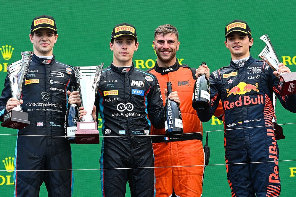 Zak O'Sullivan, Prema Racing, Franco Colapinto, MP Motorsport y Sebastian Montoya, Hitech Pulse-Eight en el podio con el trofeo y el champán.