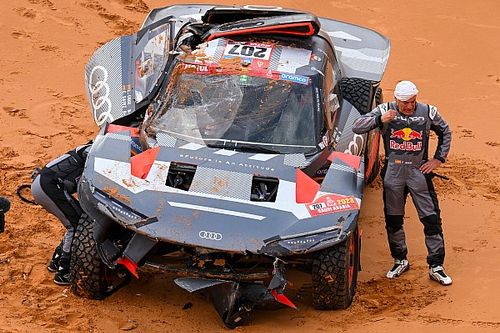 Carlos Sainz sufrió de fracturas de "vértebras" en el Dakar 2023 