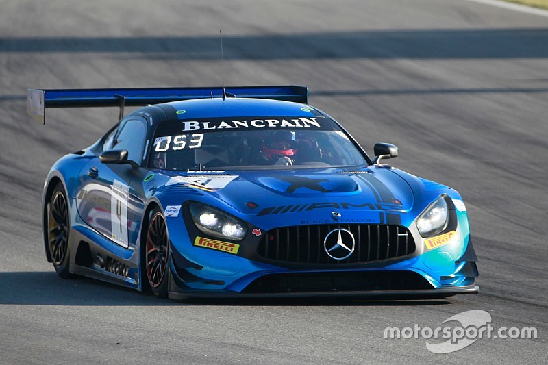 La Mercedes del team Black Falcon conquista la pole a Barcellona in una sessione tiratissima
