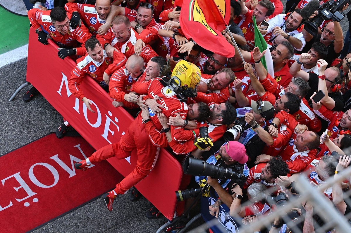 El presidente de Ferrari elogia a Hamilton tras su emotiva victoria en Barcelona F1