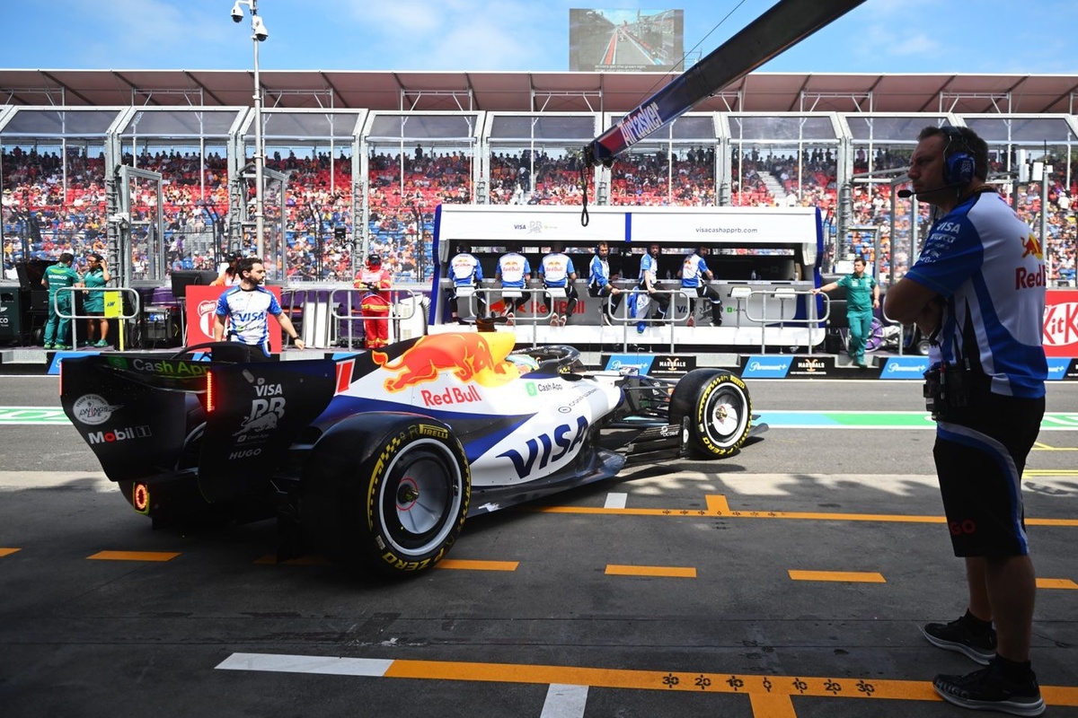 Engenheiros já amam Lindblad “impressionante”, diz chefe da Racing Bulls