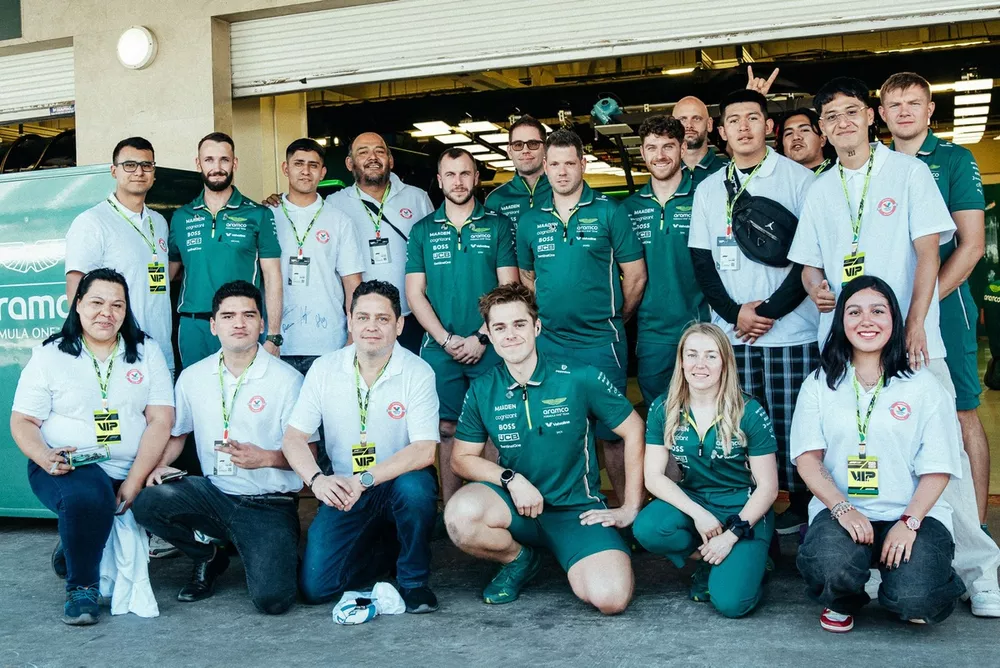 Medewerkers van Aston Martin F1 en Valvoline met studenten van de Escuela Mexicana de Electricidad