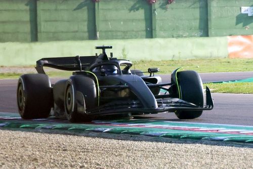 Checo Pérez cubre distancia de un gran premio y medio en su primer test con Cadillac