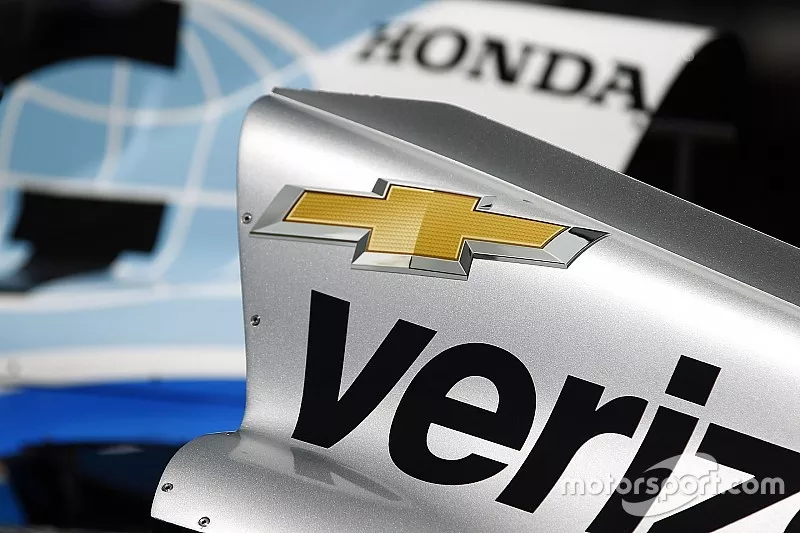 Max Chilton, Chip Ganassi Racing Honda and Will Power, Team Penske Chevrolet engine covers