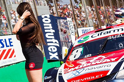 Grid girls roubam a cena nos bastidores da Stock Car