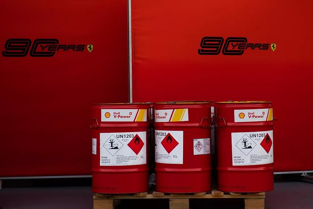 Des barils d'essence Shell dans le paddock