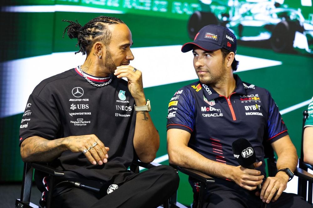 Lewis Hamilton, Mercedes-AMG, con Sergio P&eacute;rez, Red Bull Racing,