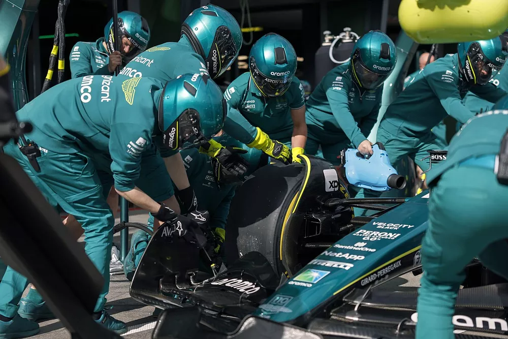 Aston Martin practica un pitstop