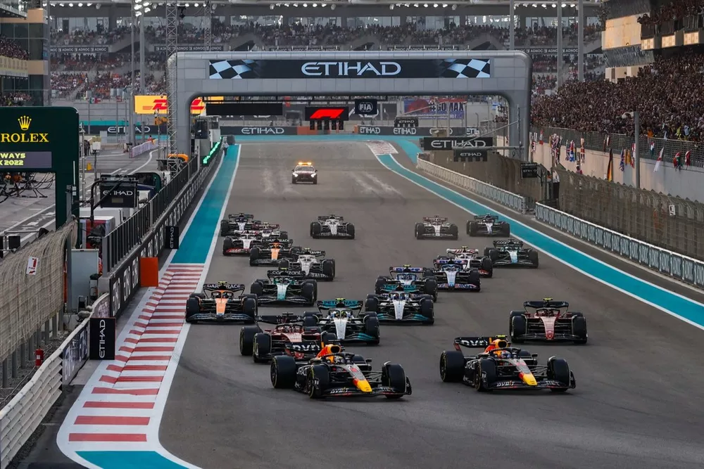 Max Verstappen, Red Bull Racing RB18, Sergio P&eacute;rez, Red Bull Racing RB18, Charles Leclerc, Ferrari F1-75, Carlos Sainz, Ferrari F1-75, Lewis Hamilton, Mercedes W13, el resto en la salida