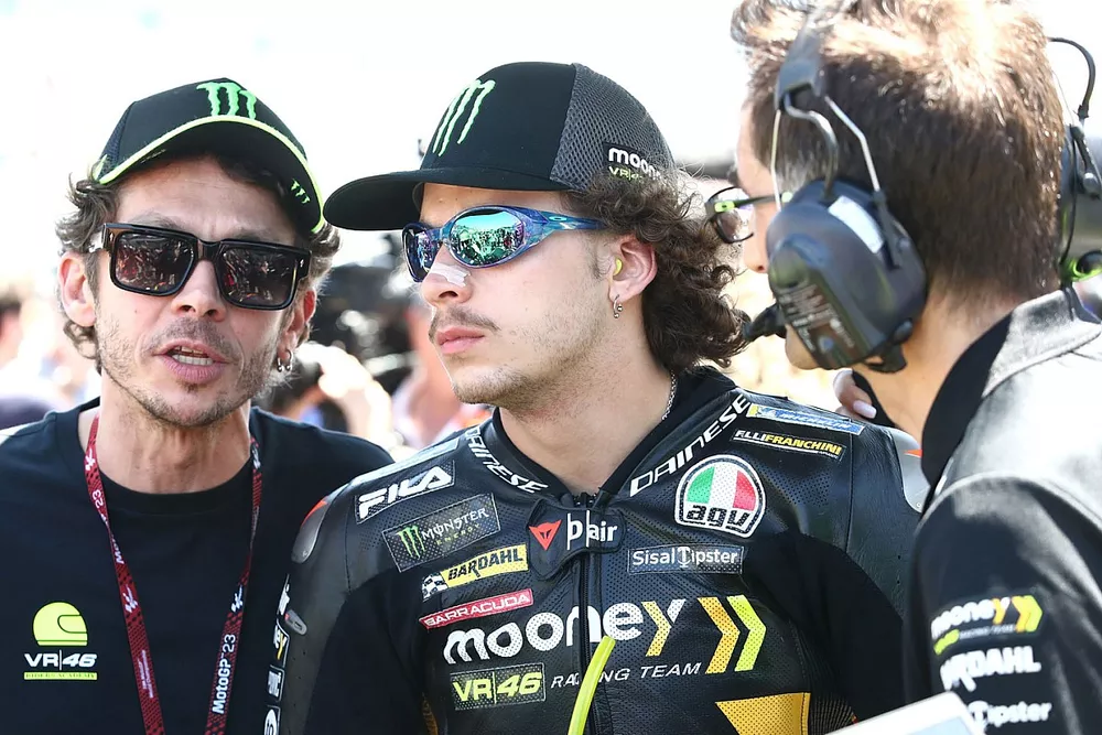 Marco Bezzecchi, VR46 Racing Team, et Valentino Rossi