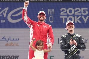 El especial momento del campe&oacute;n del mundo de F&oacute;rmula E Rowland y su hija