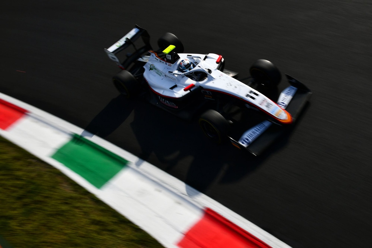 Inthraphuvasak wygrywa szalony wyścig na Monzy