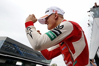 Mick Schumacher újabb felejthetetlen hétvégéje az F3-ban: ismerős a kézmozdulat?