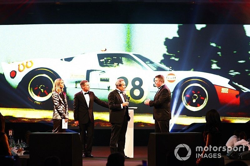 Jacky Ickx recibe el Gregor Grant Award en el escenario. 