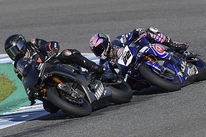 Fotogallery: Lewis Hamilton si diverte in sella alla Yamaha R1 a Jerez (prima di cadere)