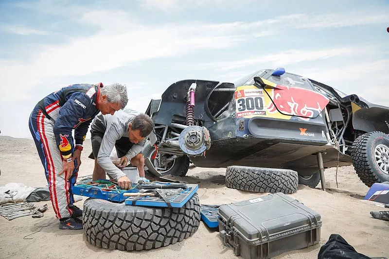 #300 X-Raid Mini JCW Team: Carlos Sainz tras su accidente