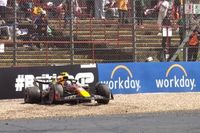 VIDEO: Checo P&eacute;rez eliminado en la Q1 tras sufrir un trompo en Silverstone