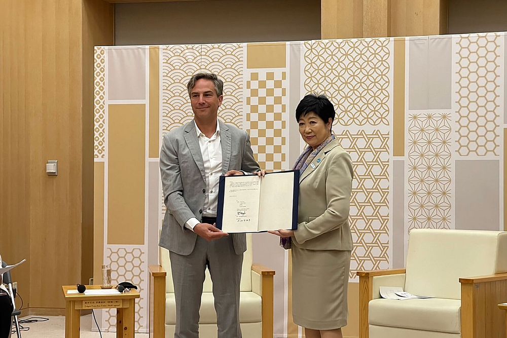 小池百合子都知事と、フォーミュラE・オペレーションズのジェイミー・ライグルCEO