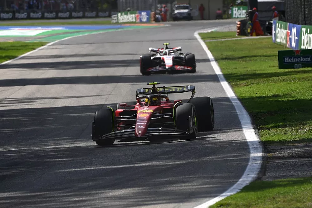 Carlos Sainz, Ferrari F1-75, Antonio Giovinazzi, Haas VF-22