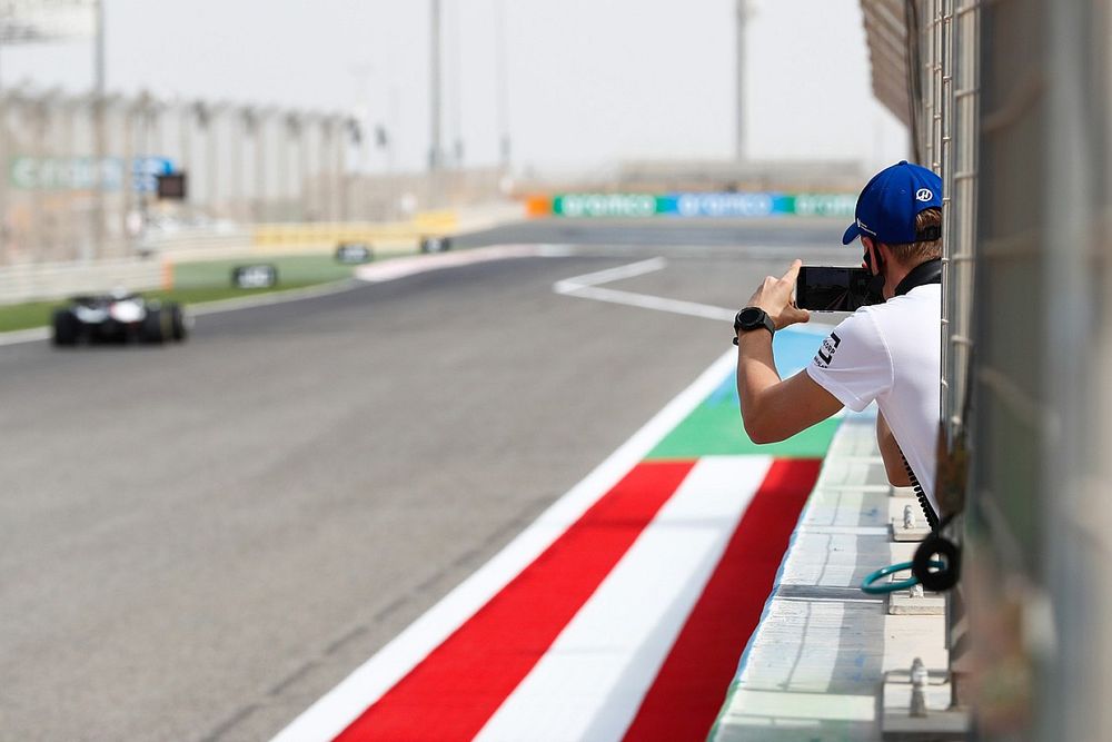 Mick Schumacher, Haas F1 Team, grabando a Kevin Magnussen, Haas VF-22

