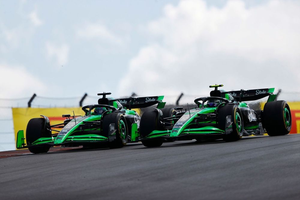 Valtteri Bottas, Stake F1 Team KICK Sauber C44 battles with Zhou Guanyu, Stake F1 Team KICK Sauber C44 