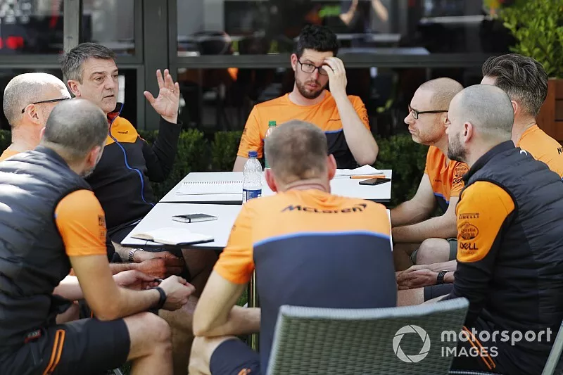 Leden van het McLaren-team in overleg