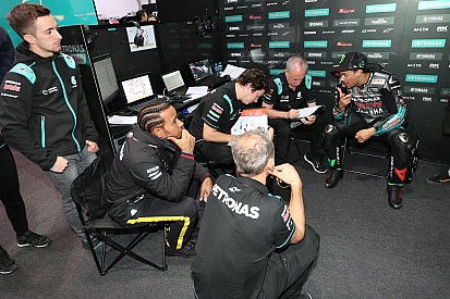 Hamilton: “Yo pedía una moto, pero mi padre me compró un kart”