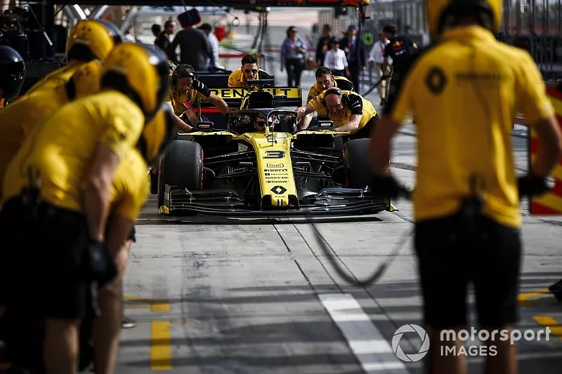 Essai d'arr&ecirc;t au stand pour l'&eacute;quipe Renault F1 avec la Renault R.S.19