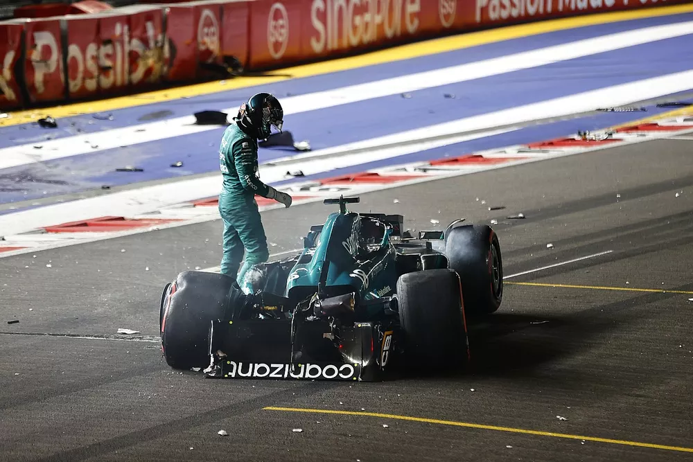 Lance Stroll, Aston Martin AMR23, sale de su coche gravemente da&ntilde;ado tras un accidente al final de la Q1.