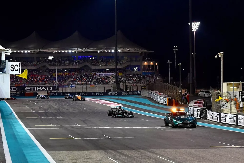 La voiture de s&eacute;curit&eacute;, Lewis Hamilton, Mercedes W12, Lando Norris, McLaren MCL35M