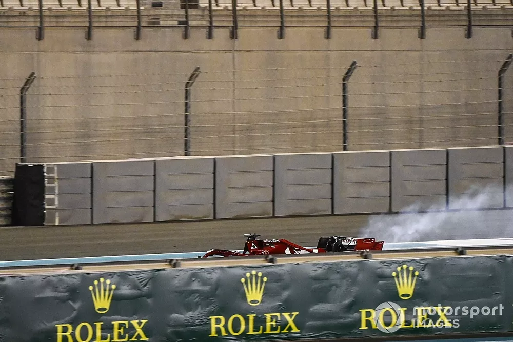 Kimi Raikkonen, Alfa Romeo Racing C39 detenido en la pista en llamas