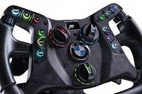 Fanatec lanza un volante que sirve para las carreras y simuladores