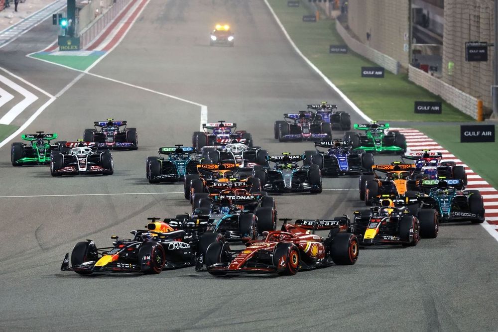Max Verstappen, Red Bull Racing RB20, Charles Leclerc, Ferrari SF-24, George Russell, Mercedes F1 W15, Sergio Perez, Red Bull Racing RB20, Carlos Sainz, Ferrari SF-24, the rest of the field at the start