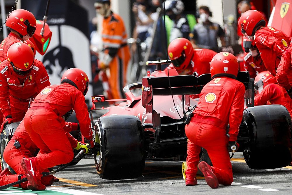 Carlos Sainz Jr., Ferrari SF21, makes a stop