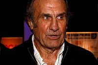 Carlos Reutemann mejora y sale de terapia intensiva