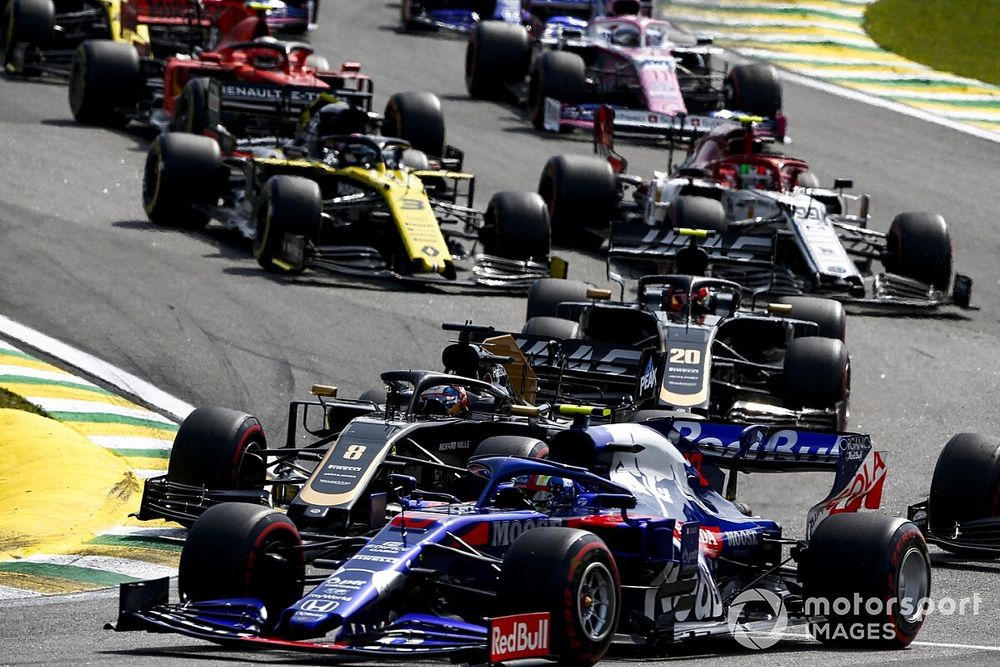 Pierre Gasly, Toro Rosso STR14, Romain Grosjean, Haas F1 Team VF-19, Kevin Magnussen, Haas F1 Team VF-19, Antonio Giovinazzi, Alfa Romeo Racing C38, Daniel Ricciardo, Renault F1 Team R.S.19, y el resto a trav&eacute;s de las primeras curvas