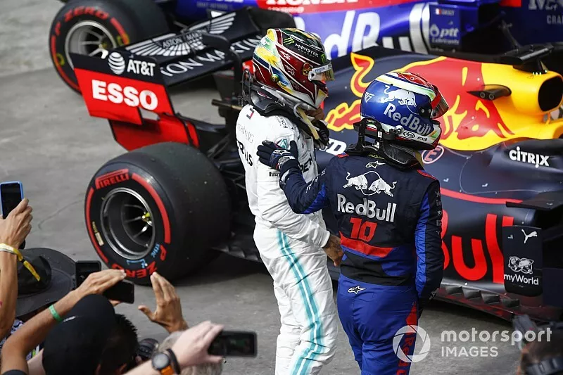 Lewis Hamilton, Mercedes AMG F1, 3&ordf; posici&oacute;n, y Pierre Gasly, Toro Rosso, 2&ordf; posici&oacute;n, en Parc Ferme