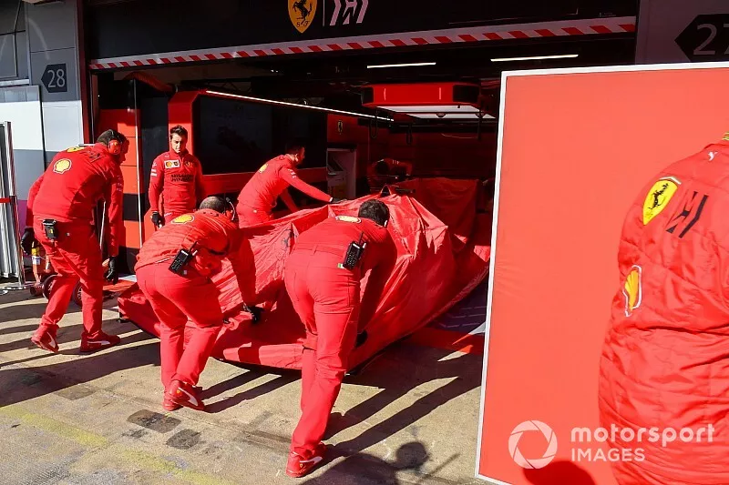 La Ferrari de Sebastian Vettel de retour à son stand
