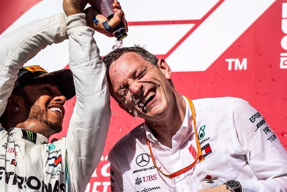 Lewis Hamilton, Mercedes AMG F1, secondo classificato, versa Champagne su James Allison, Technical Director, Mercedes AMG, sul podio