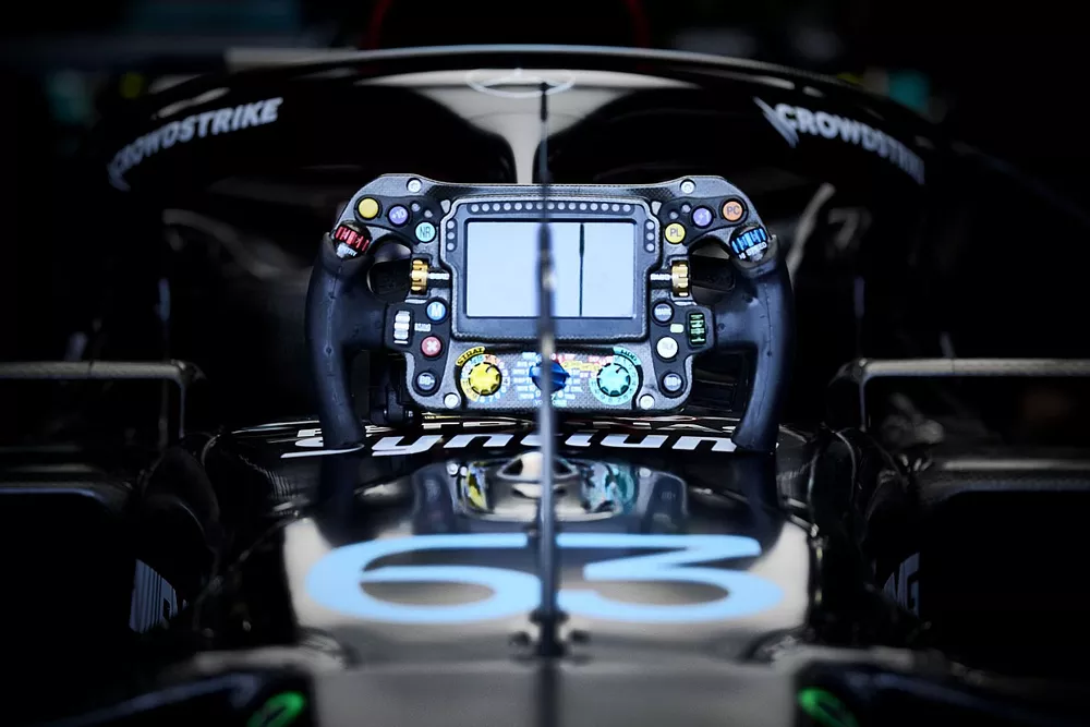El volante del coche de George Russell, Mercedes F1 W14
