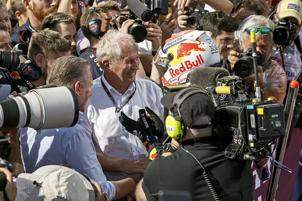 Max Verstappen, Red Bull Racing, 1e positie, met Jos Verstappen en Helmut Marko, Consultant, Red Bull Racing, in Parc Ferme